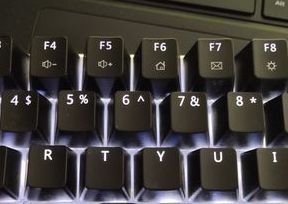 电脑键盘怎么关闭呼吸灯_电脑键盘呼吸灯在哪里设置