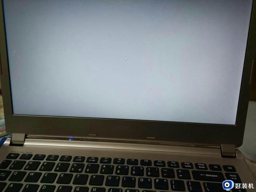 笔记本电脑开机的时候内屏上有白色的短线是怎么回事？
